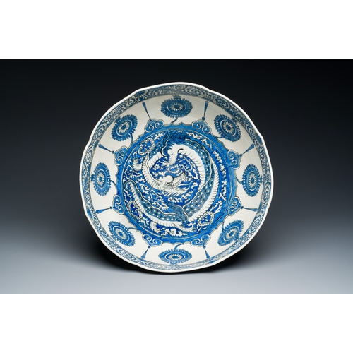 354 - A large blue and white Safavid-style chinoiserie bowl, Samson, Paris, 19th C.Description:Dia.: 41 cm... 