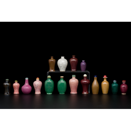 22 - Sixteen Chinese polychrome porcelain snuff bottles and miniature vases, 18/20th C.Description:H.: 9 ... 