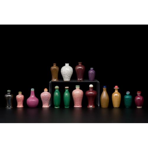 22 - Sixteen Chinese polychrome porcelain snuff bottles and miniature vases, 18/20th C.Description:H.: 9 ... 