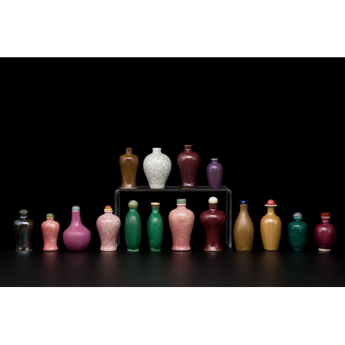 22 - Sixteen Chinese polychrome porcelain snuff bottles and miniature vases, 18/20th C.Description:H.: 9 ... 