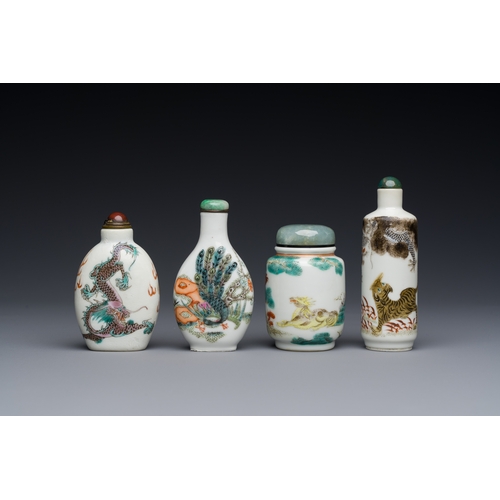 24 - Four Chinese famille rose and verte snuff bottles, 19th C.Description:H.: 8,5 cm (the tallest bottle... 