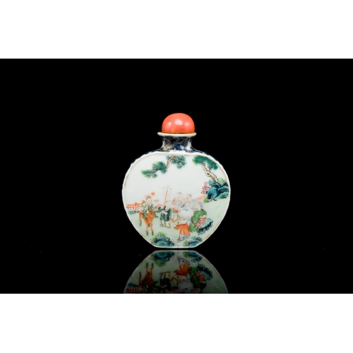 25 - A Chinese famille rose 'Sanxing' snuff bottle, Qianlong mark and of the periodDescription:H.: 6,5 cm... 