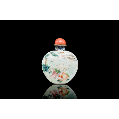 25 - A Chinese famille rose 'Sanxing' snuff bottle, Qianlong mark and of the periodDescription:H.: 6,5 cm... 