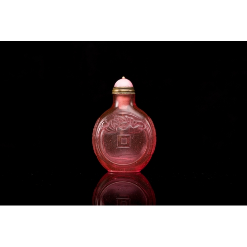 27 - A Chinese ruby-pink glass 'bats' snuff bottle, Qianlong mark and of the periodDescription:H.: 7 cm P... 