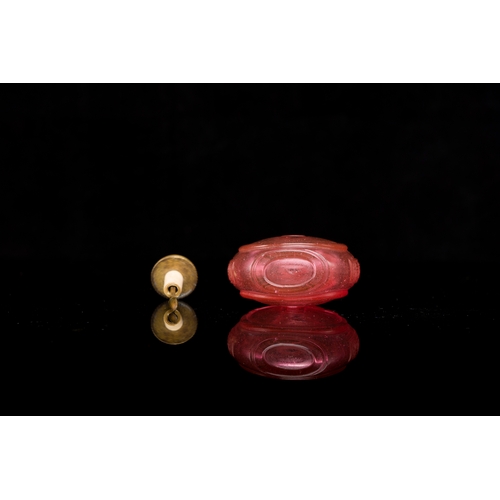 27 - A Chinese ruby-pink glass 'bats' snuff bottle, Qianlong mark and of the periodDescription:H.: 7 cm P... 