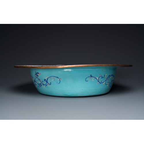 35 - An exceptionally large Chinese Canton enamel basin, YongzhengDescription:Dia.: 64 cm - H.: 15 cmCond... 