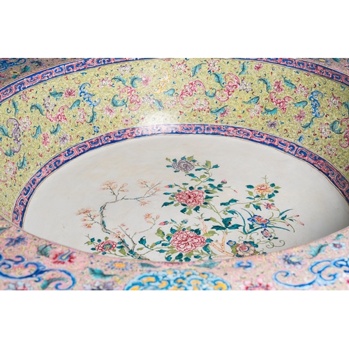 35 - An exceptionally large Chinese Canton enamel basin, YongzhengDescription:Dia.: 64 cm - H.: 15 cmCond... 