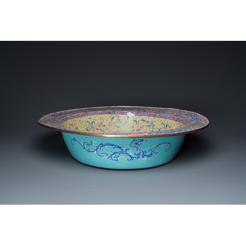 35 - An exceptionally large Chinese Canton enamel basin, YongzhengDescription:Dia.: 64 cm - H.: 15 cmCond... 