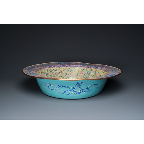 35 - An exceptionally large Chinese Canton enamel basin, YongzhengDescription:Dia.: 64 cm - H.: 15 cmCond... 