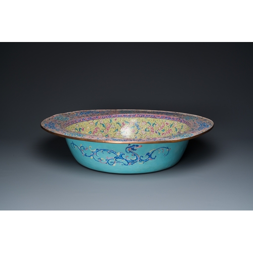 35 - An exceptionally large Chinese Canton enamel basin, YongzhengDescription:Dia.: 64 cm - H.: 15 cmCond... 