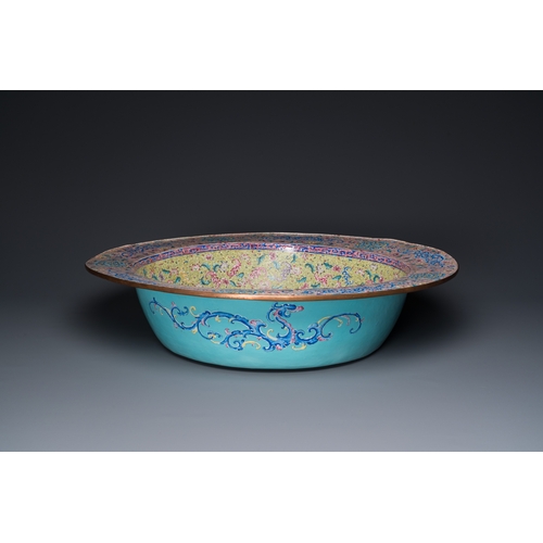 35 - An exceptionally large Chinese Canton enamel basin, YongzhengDescription:Dia.: 64 cm - H.: 15 cmCond... 