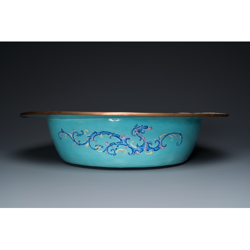 35 - An exceptionally large Chinese Canton enamel basin, YongzhengDescription:Dia.: 64 cm - H.: 15 cmCond... 