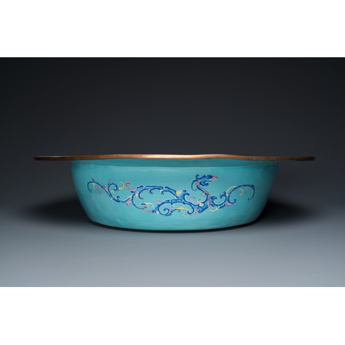 35 - An exceptionally large Chinese Canton enamel basin, YongzhengDescription:Dia.: 64 cm - H.: 15 cmCond... 