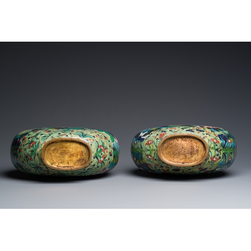 42 - A pair of Chinese cloisonne moon flask vases, 'bianhu', JiaqingDescription:H.: 39 cmCondition:The ab... 