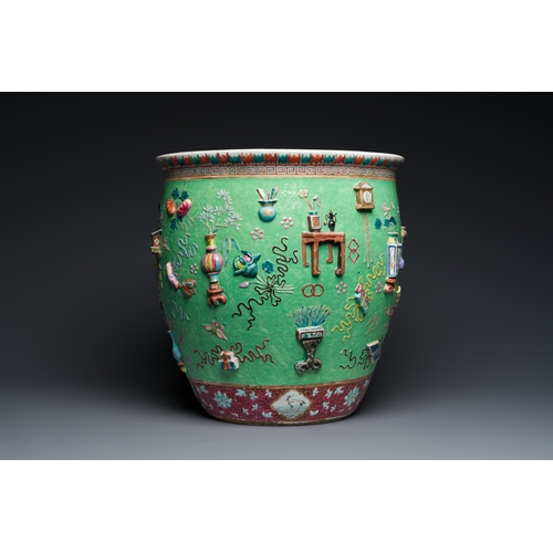 48 - A Chinese famille rose green sgraffito-ground 'antiquities' fish bowl, 19th C.Description:H.: 38,5 c... 