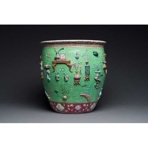 48 - A Chinese famille rose green sgraffito-ground 'antiquities' fish bowl, 19th C.Description:H.: 38,5 c... 