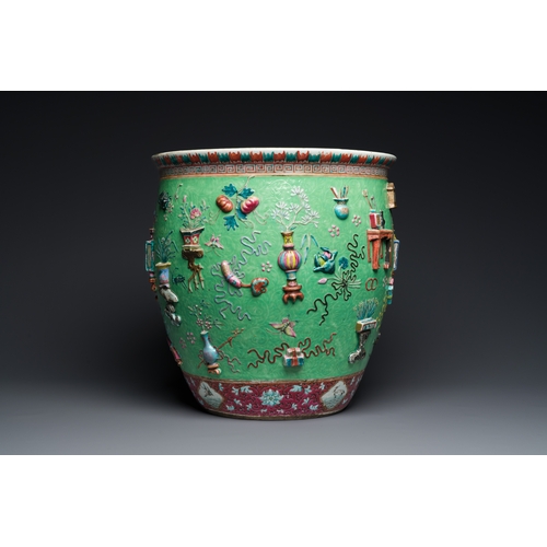 48 - A Chinese famille rose green sgraffito-ground 'antiquities' fish bowl, 19th C.Description:H.: 38,5 c... 