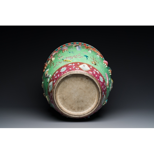 48 - A Chinese famille rose green sgraffito-ground 'antiquities' fish bowl, 19th C.Description:H.: 38,5 c... 