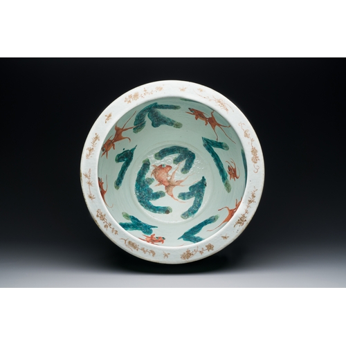 48 - A Chinese famille rose green sgraffito-ground 'antiquities' fish bowl, 19th C.Description:H.: 38,5 c... 