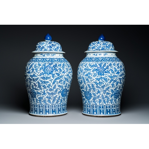 54 - A pair of large Chinese blue and white 'lotus scroll' vases and covers, 19th C.Description:H.: 63,5 ... 