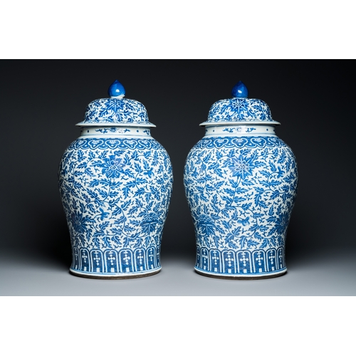 54 - A pair of large Chinese blue and white 'lotus scroll' vases and covers, 19th C.Description:H.: 63,5 ... 