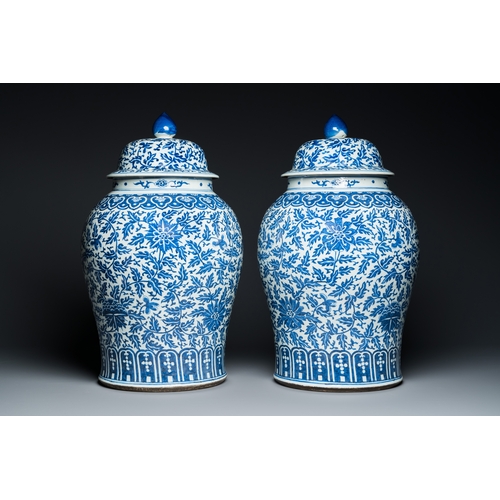 54 - A pair of large Chinese blue and white 'lotus scroll' vases and covers, 19th C.Description:H.: 63,5 ... 