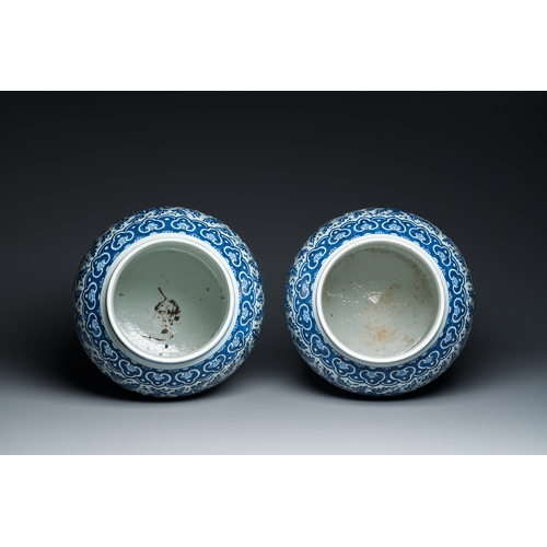 54 - A pair of large Chinese blue and white 'lotus scroll' vases and covers, 19th C.Description:H.: 63,5 ... 