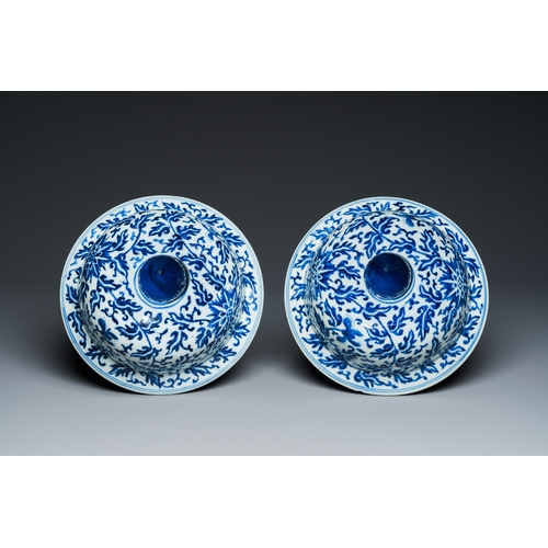 54 - A pair of large Chinese blue and white 'lotus scroll' vases and covers, 19th C.Description:H.: 63,5 ... 