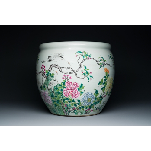 74 - A fine Chinese famille rose 'cranes' fish bowl, 19th C.Description:Dia.: 42 cm - H.: 40,5 cmConditio... 