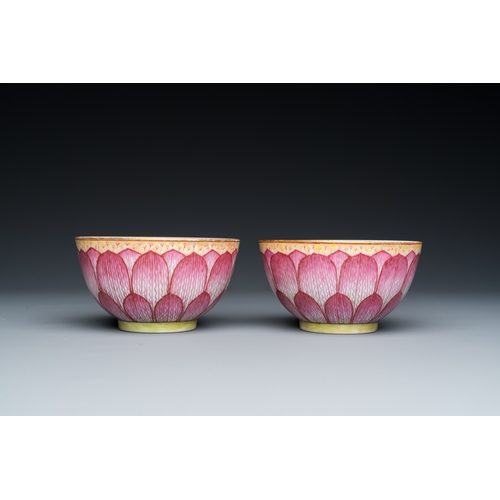 87 - A pair of Chinese famille rose 'lotus' bowls, Guangxu mark and of the periodDescription:Dia.: 10,5 c... 