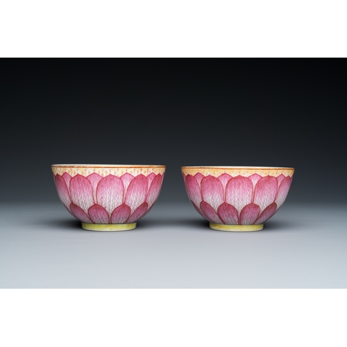 87 - A pair of Chinese famille rose 'lotus' bowls, Guangxu mark and of the periodDescription:Dia.: 10,5 c... 