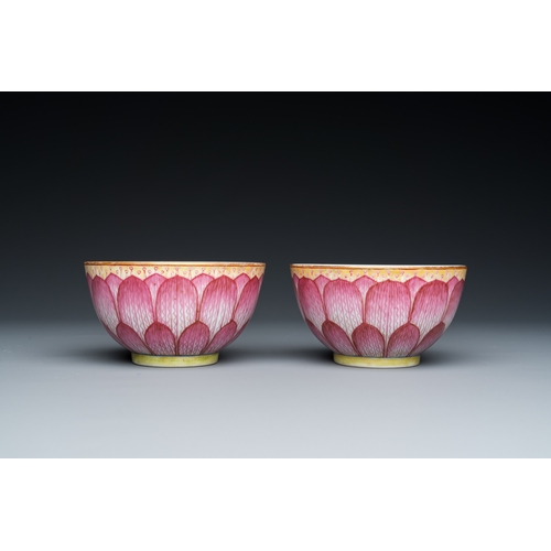 87 - A pair of Chinese famille rose 'lotus' bowls, Guangxu mark and of the periodDescription:Dia.: 10,5 c... 