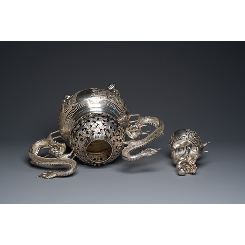 112 - A large Chinese silver tripod censer, Shanghai Xinfengxiang ä¸æµ·æ°é³³ç¥¥ mark, dated 1925Descript... 