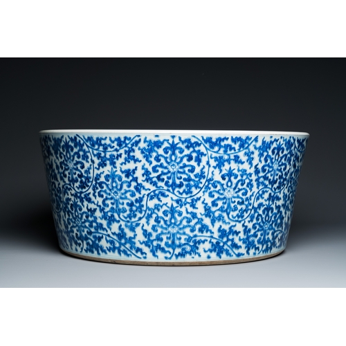 147 - An exceptionally large Chinese blue and white basin with floral scrolls, KangxiDescription:Dia.: 60,... 