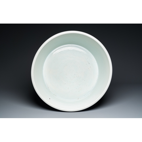 147 - An exceptionally large Chinese blue and white basin with floral scrolls, KangxiDescription:Dia.: 60,... 