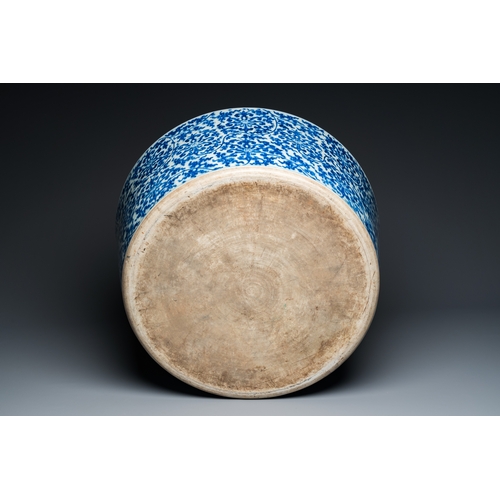 147 - An exceptionally large Chinese blue and white basin with floral scrolls, KangxiDescription:Dia.: 60,... 