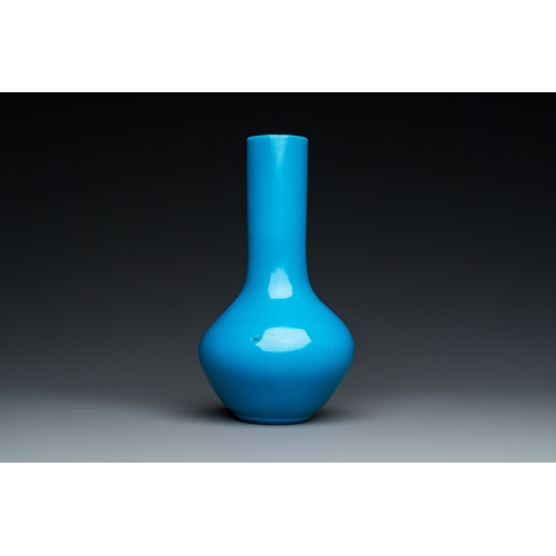 152 - A Chinese turquoise blue Peking glass bottle vase, Qianlong mark and of the periodDescription:H.: 18... 