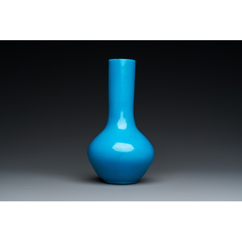 152 - A Chinese turquoise blue Peking glass bottle vase, Qianlong mark and of the periodDescription:H.: 18... 