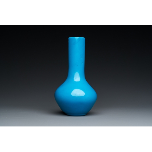 152 - A Chinese turquoise blue Peking glass bottle vase, Qianlong mark and of the periodDescription:H.: 18... 