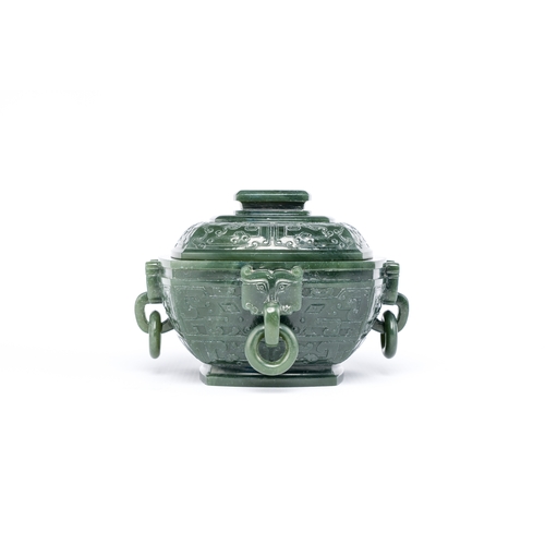 162 - A Chinese spinach jade ritual food vessel and cover, 'Fu ç° ', 18/19th C.Description:H.: 11 cm (incl... 