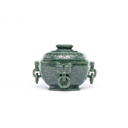 162 - A Chinese spinach jade ritual food vessel and cover, 'Fu ç° ', 18/19th C.Description:H.: 11 cm (incl... 