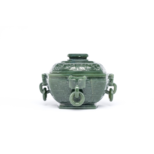 162 - A Chinese spinach jade ritual food vessel and cover, 'Fu ç° ', 18/19th C.Description:H.: 11 cm (incl... 