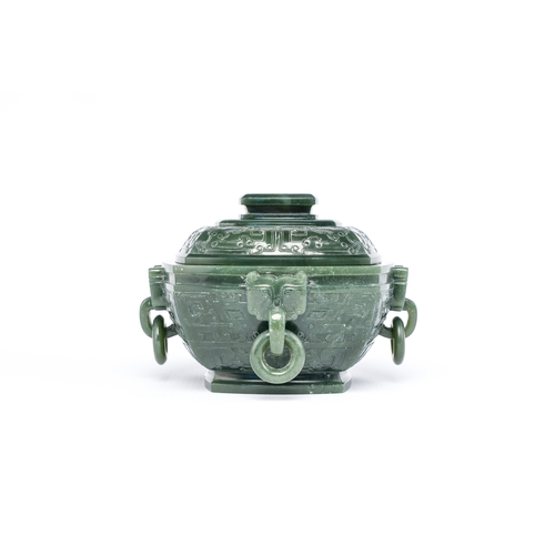 162 - A Chinese spinach jade ritual food vessel and cover, 'Fu ç° ', 18/19th C.Description:H.: 11 cm (incl... 