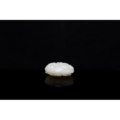 163 - A Chinese white jade paper weight with a crane and a tiger, 17/18th C.Description:Dim.: 8,5 x 5 x 2 ... 