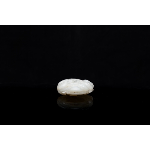 163 - A Chinese white jade paper weight with a crane and a tiger, 17/18th C.Description:Dim.: 8,5 x 5 x 2 ... 