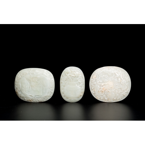 166 - Five fine Chinese white jade belt buckles, QingDescription:Dim.: 7,2 x 5 x 2 cm (the mounted piece)D... 