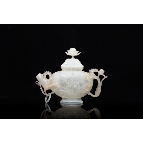 167 - A fine Chinese Mughal style white jade teapot with floral design, 18/19th C.Description:L.: 11,5 cm ... 