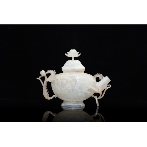 167 - A fine Chinese Mughal style white jade teapot with floral design, 18/19th C.Description:L.: 11,5 cm ... 