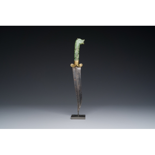 174 - A Mughal dagger with a green jade zoomorphic grip, India, 17/18th C.Description:L.: 31,5 cmH.: 34 cm... 