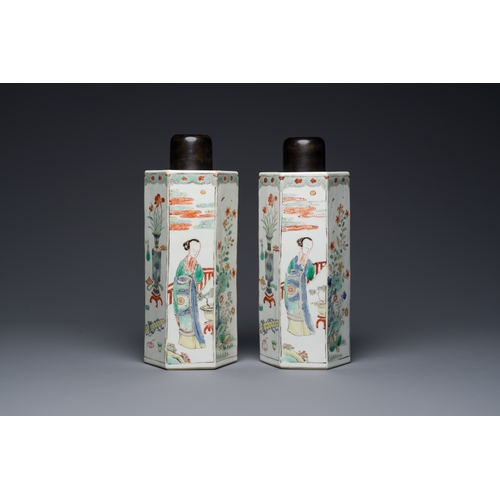 179 - A pair of Chinese famille verte hexagonal tea caddies, KangxiDescription:H.: 28,5 cm (excl. the lids... 